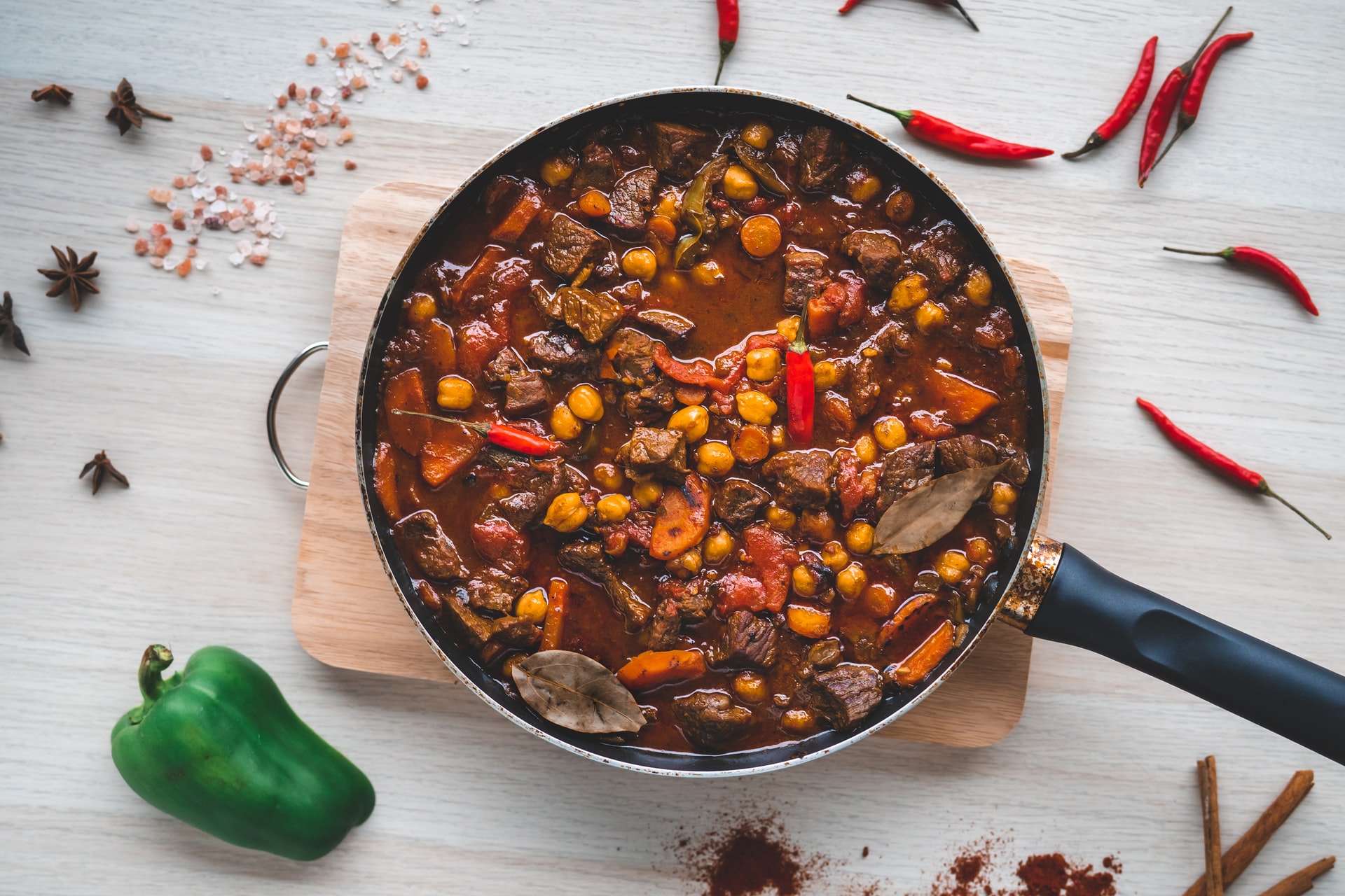 Scharfes Rinderchili mit Zwiebelpaste und Mole