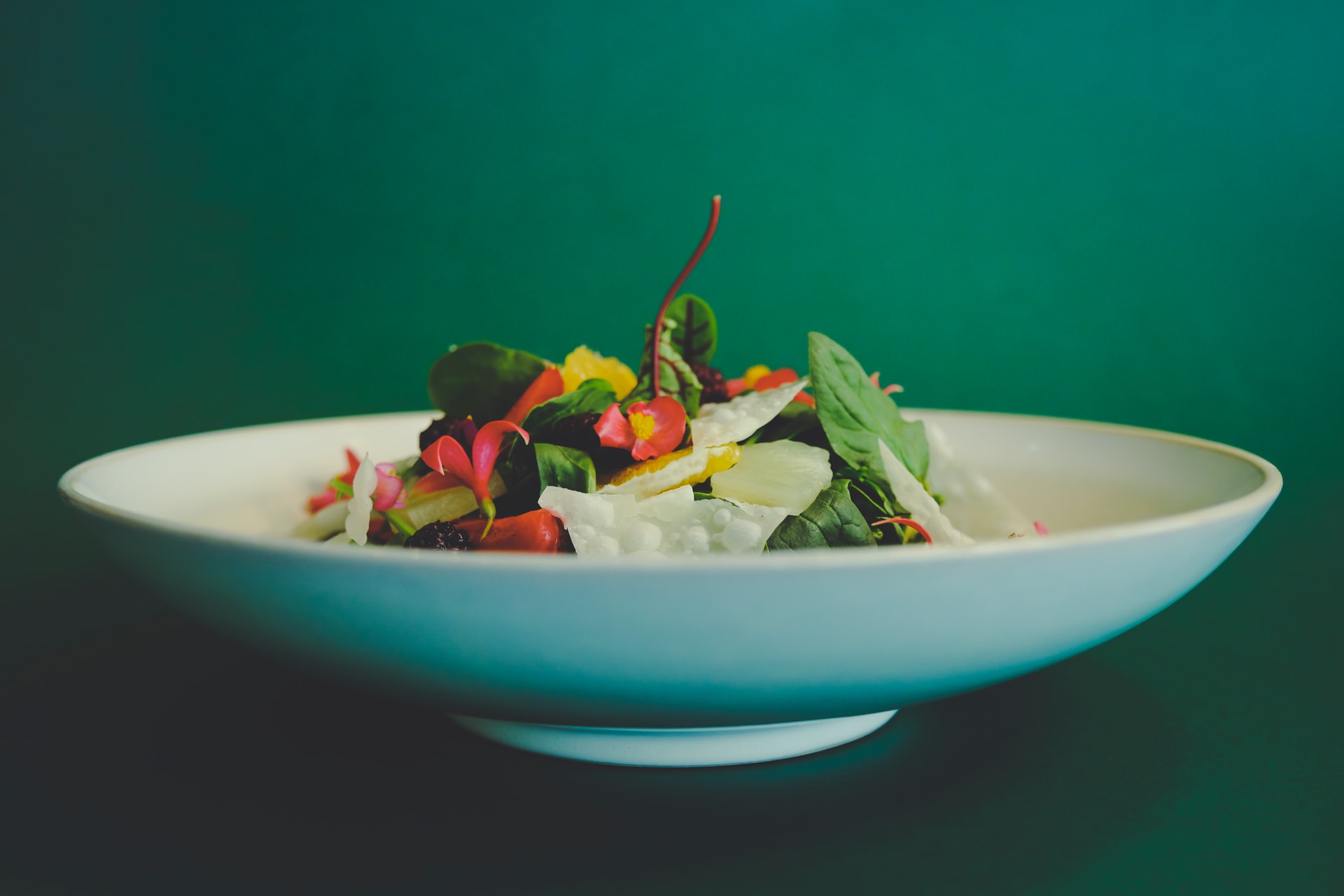 Blattsalat mit verschiedenen Zutaten
