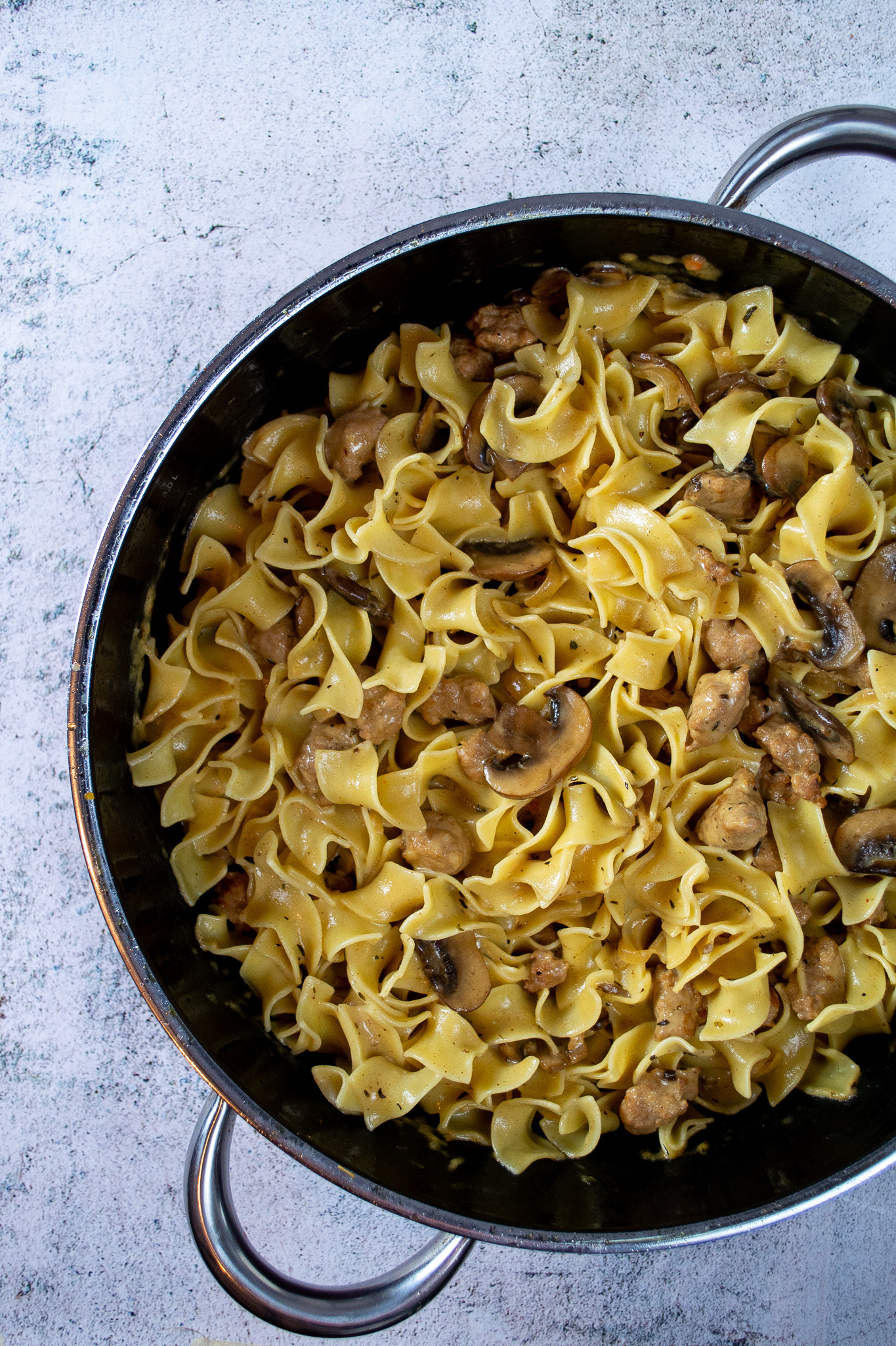 Bratwurst-Ragu mit Champignons