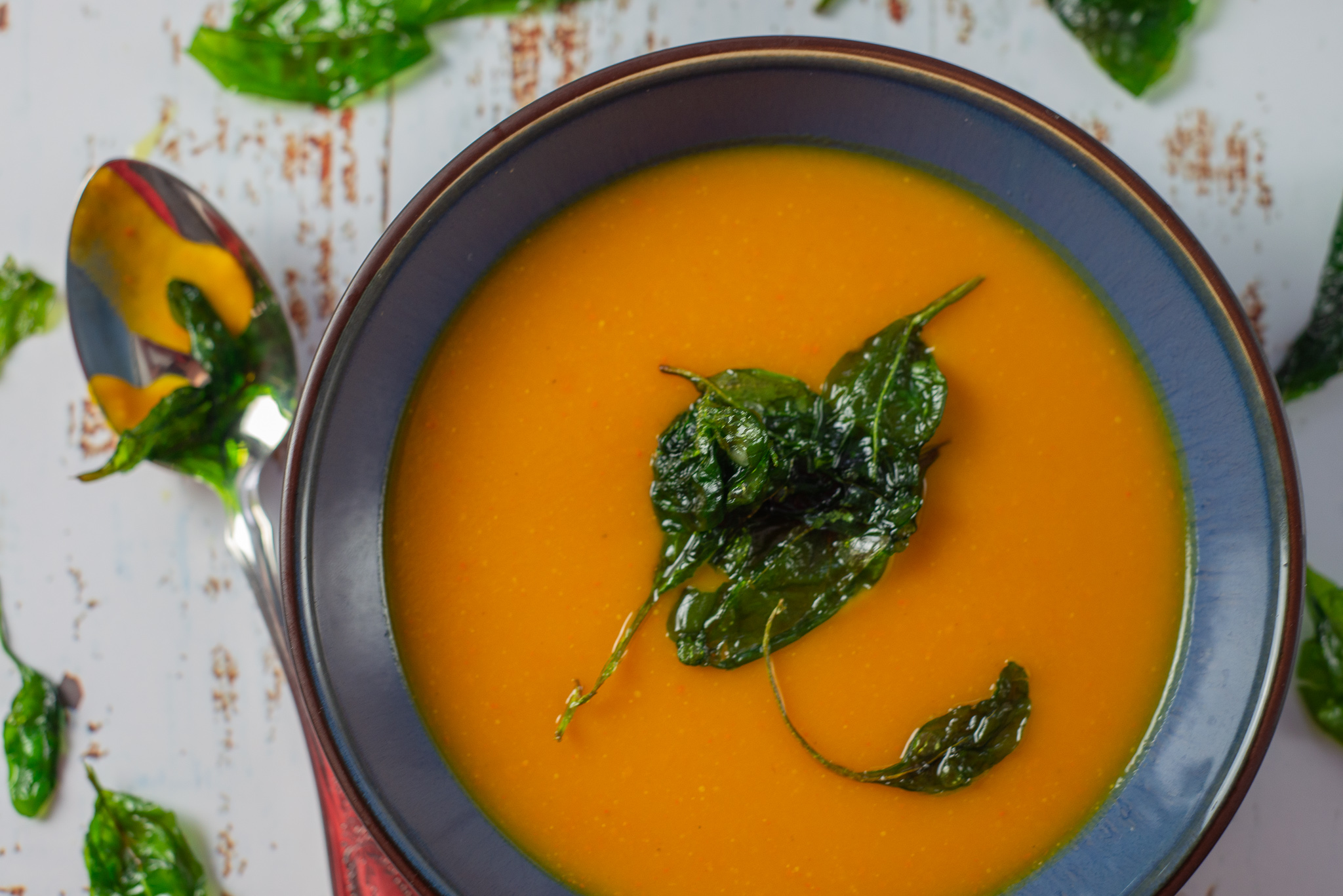 Kokos-Kürbis Suppe mit frittiertem Spinat - Opa kocht Suppen &amp; Eintöpfe