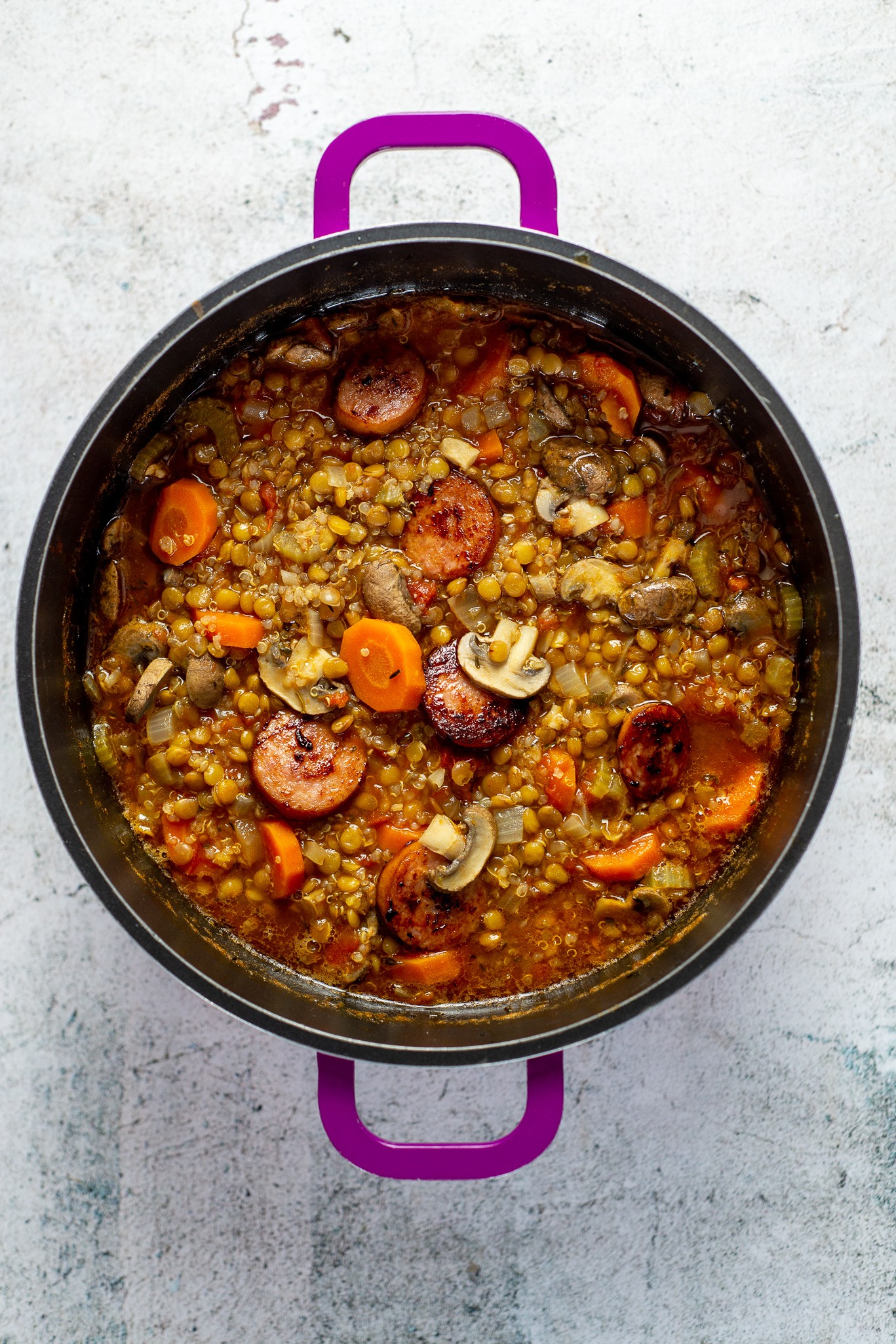 Linsen-Quinoa Suppe mit Pilzen und Wurst