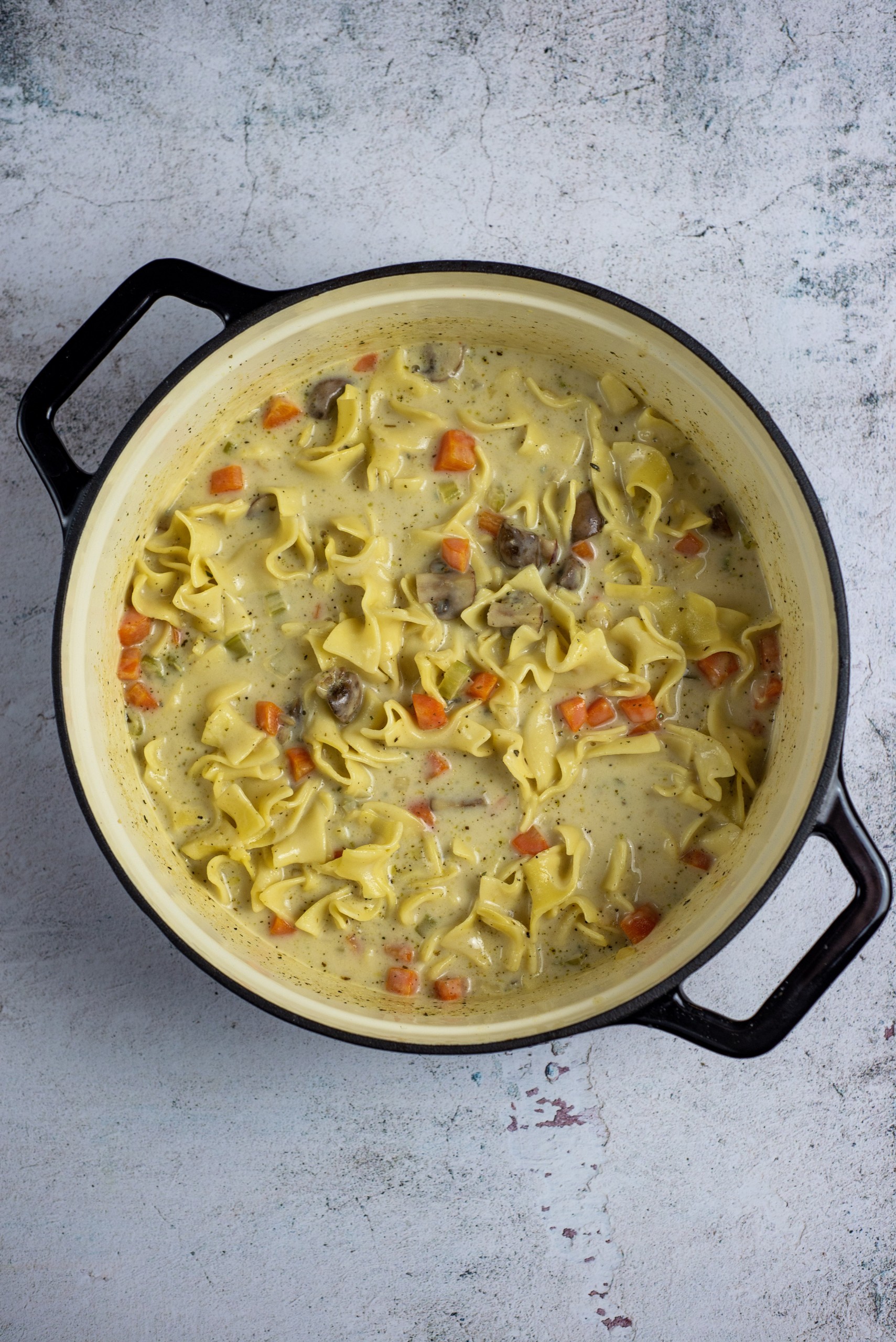 Cremige Nudelsuppe mit Pilzen und Gemüse