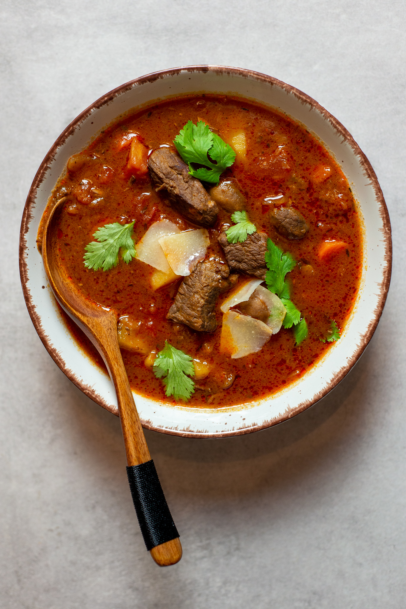 Gulaschsuppe mit Kartoffeln und Karotten