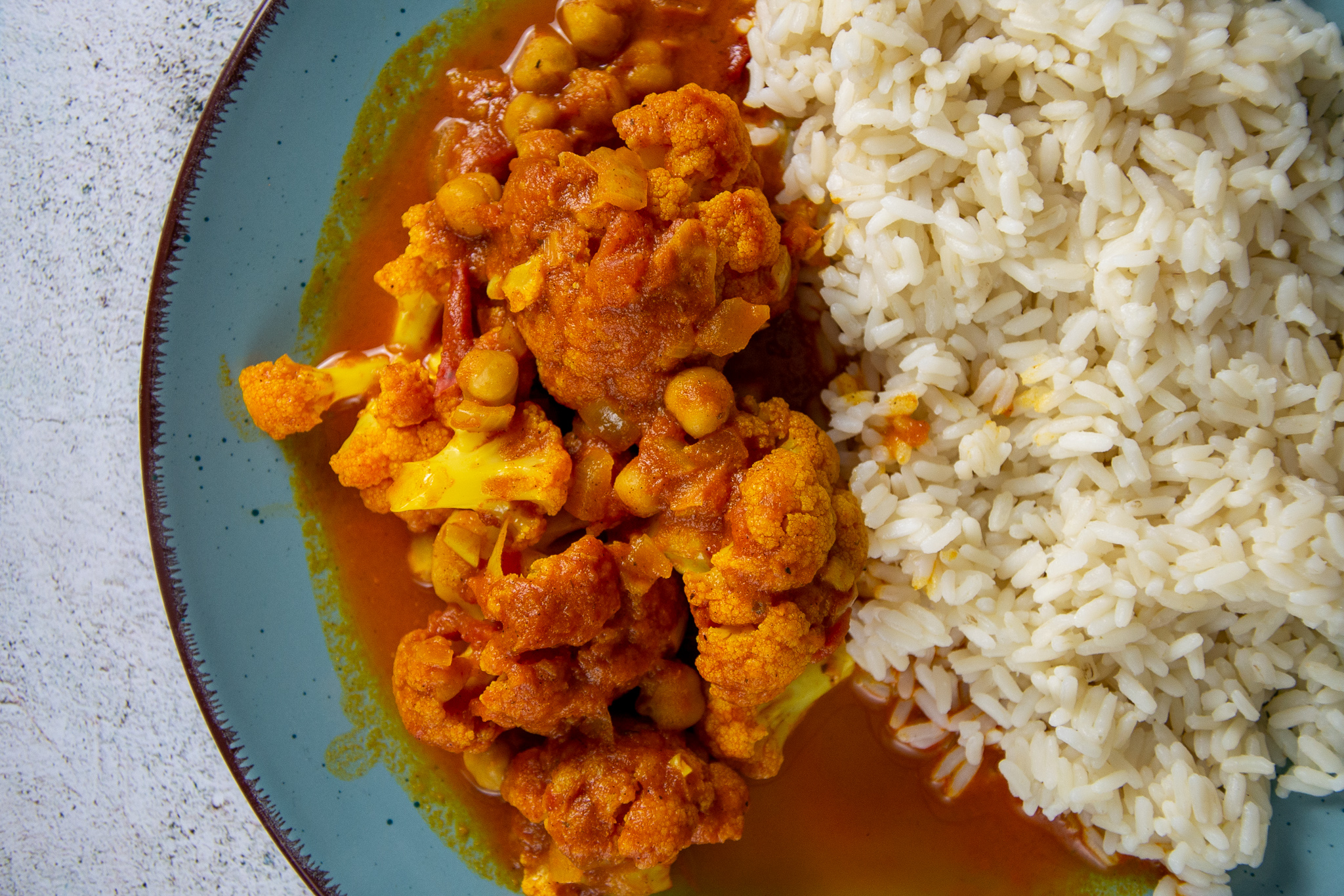 Tomatencurry mit Blumenkohl und Kichererbsen