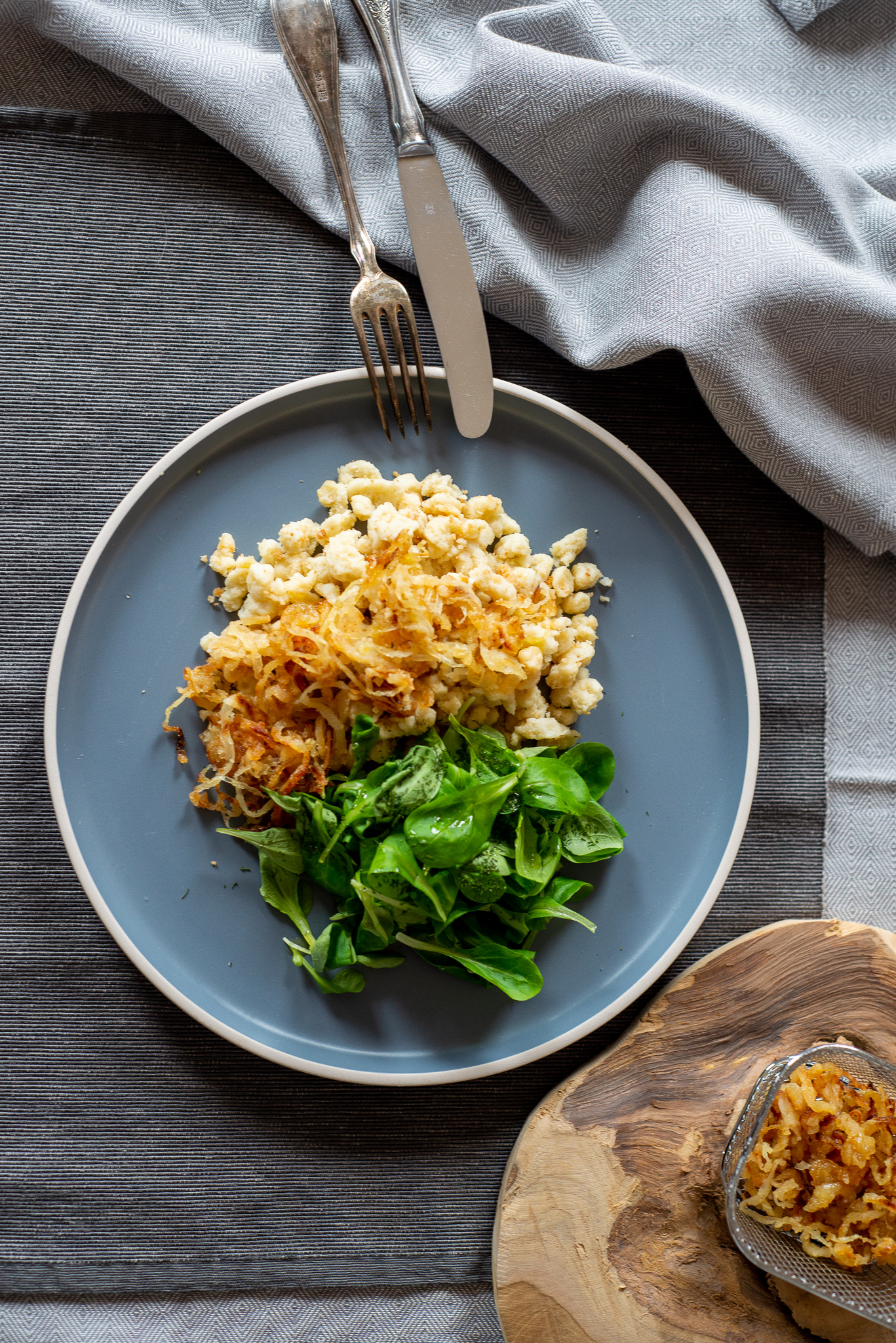 Käsespätzle mir Röstzwiebeln und Salat