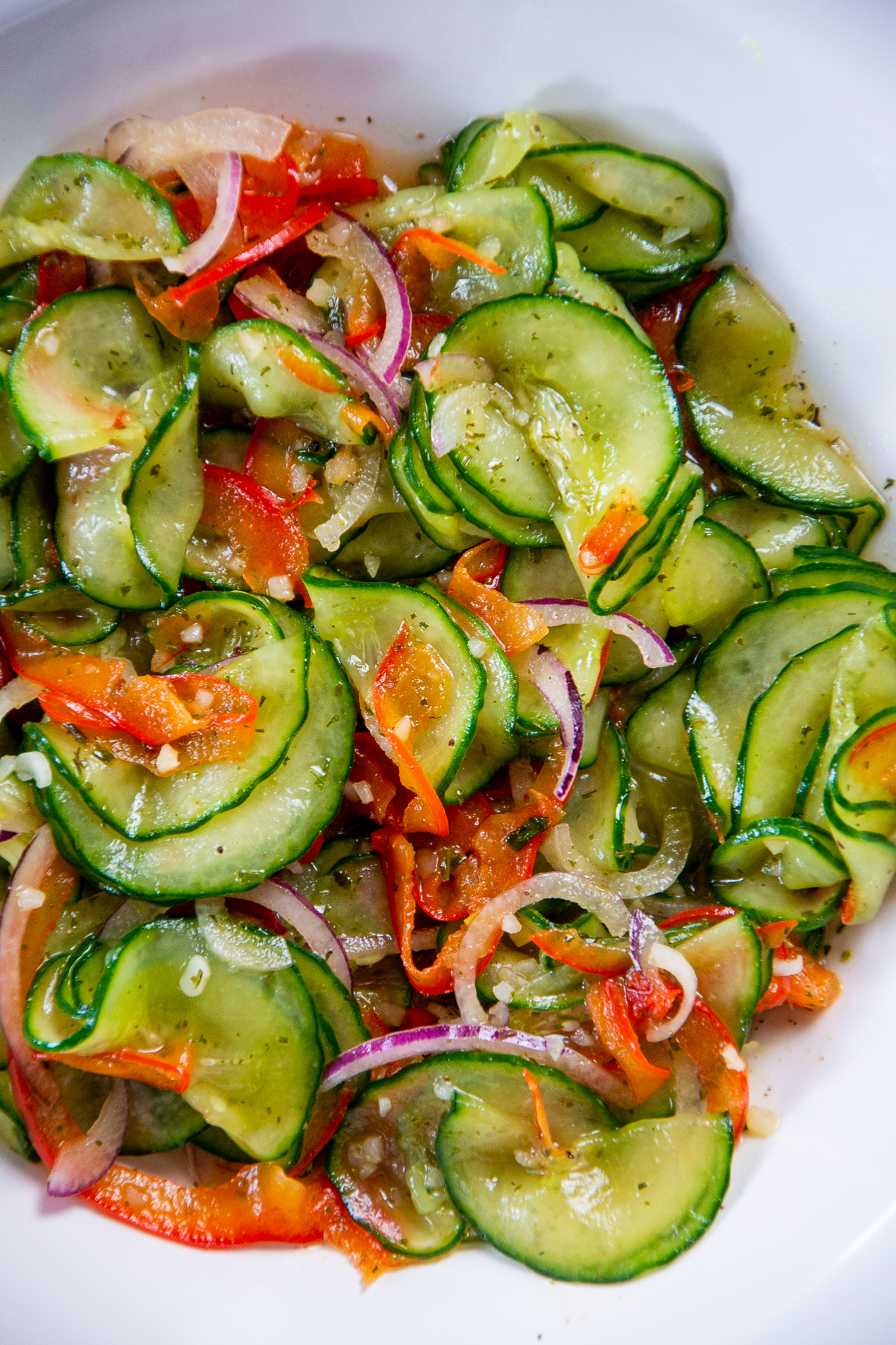 Gurkensalat mit Paprikastreifen