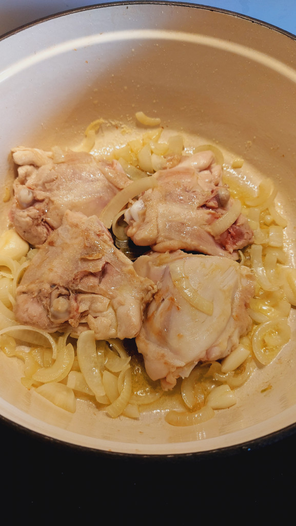 Angebratenes Hühnerfleisch in der Seelenwärmende Hühnersuppe