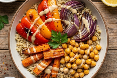 Quinoa Bowl mit Tahini Dressing