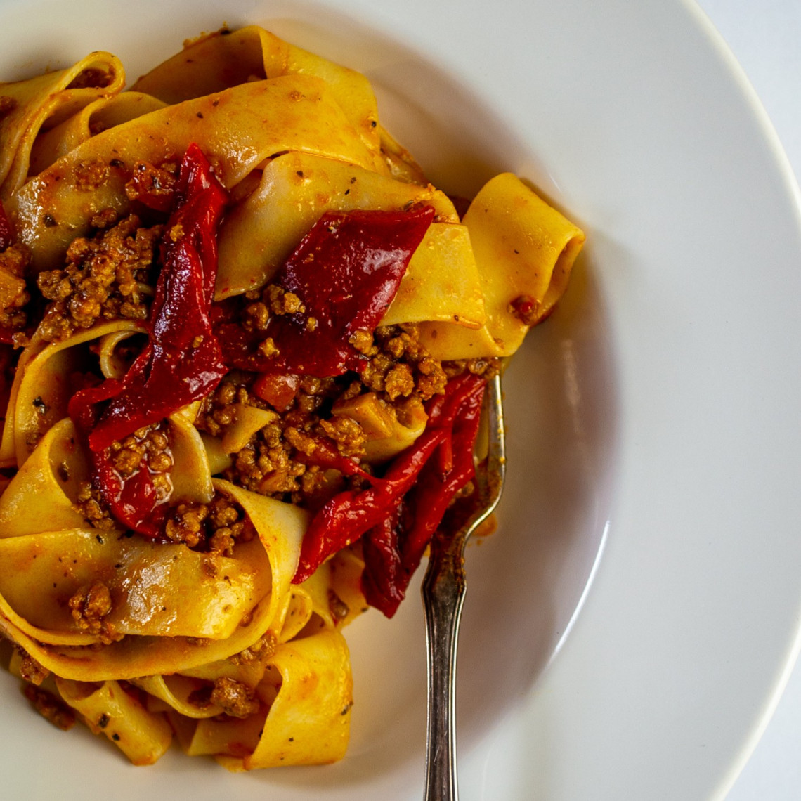 Rinder-Súgo mit geröstetem Paprika