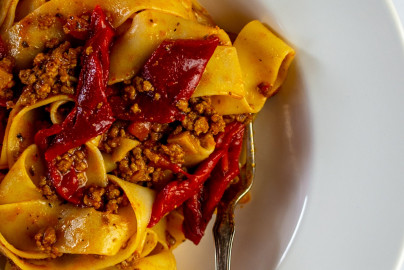 Rinder-Súgo mit geröstetem Paprika