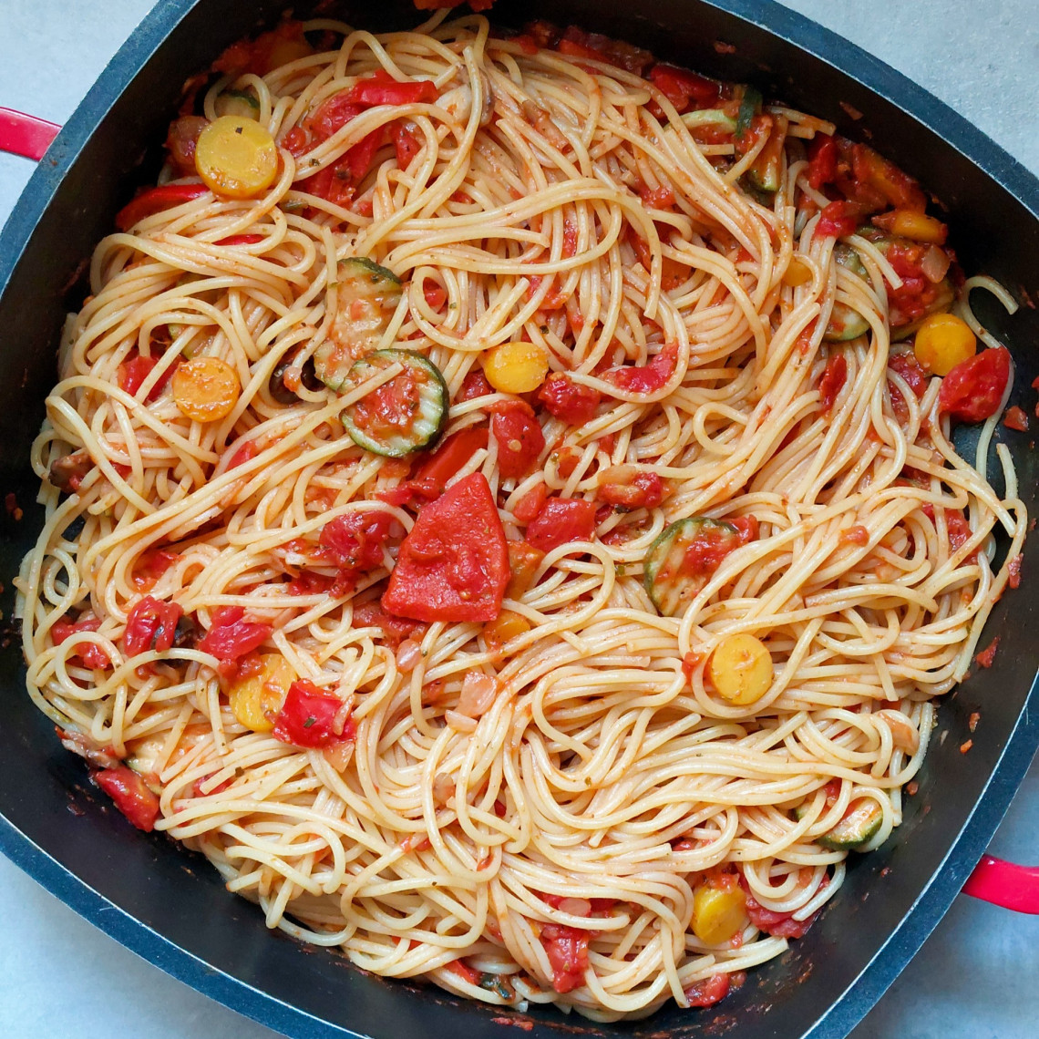spaghetti mit gemüse-tomatensauce
