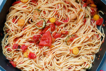 spaghetti mit gemüse-tomatensauce