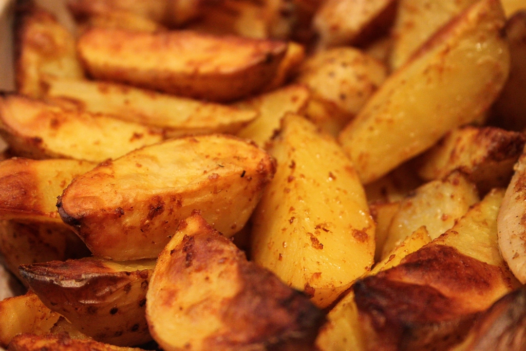Fried potatoes, food & nutrition. Gekocht Kartoffeln anbraten.