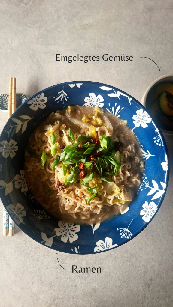 Frühstücks-Ramen mit Chinakohl und Ei