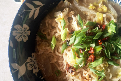 Frühstücks-Ramen mit Chinakohl und Ei