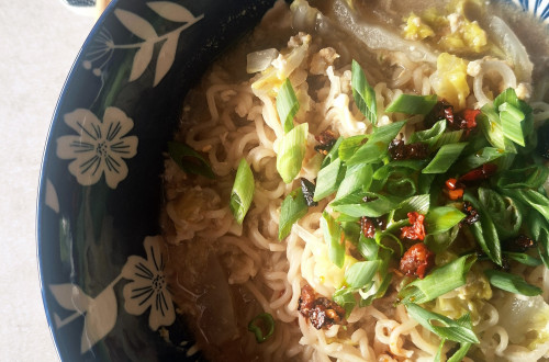 Frühstücks-Ramen mit Chinakohl und Ei