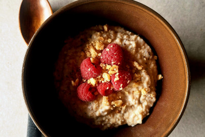 Haferkleie Poridge mit Beeren und Nüssen