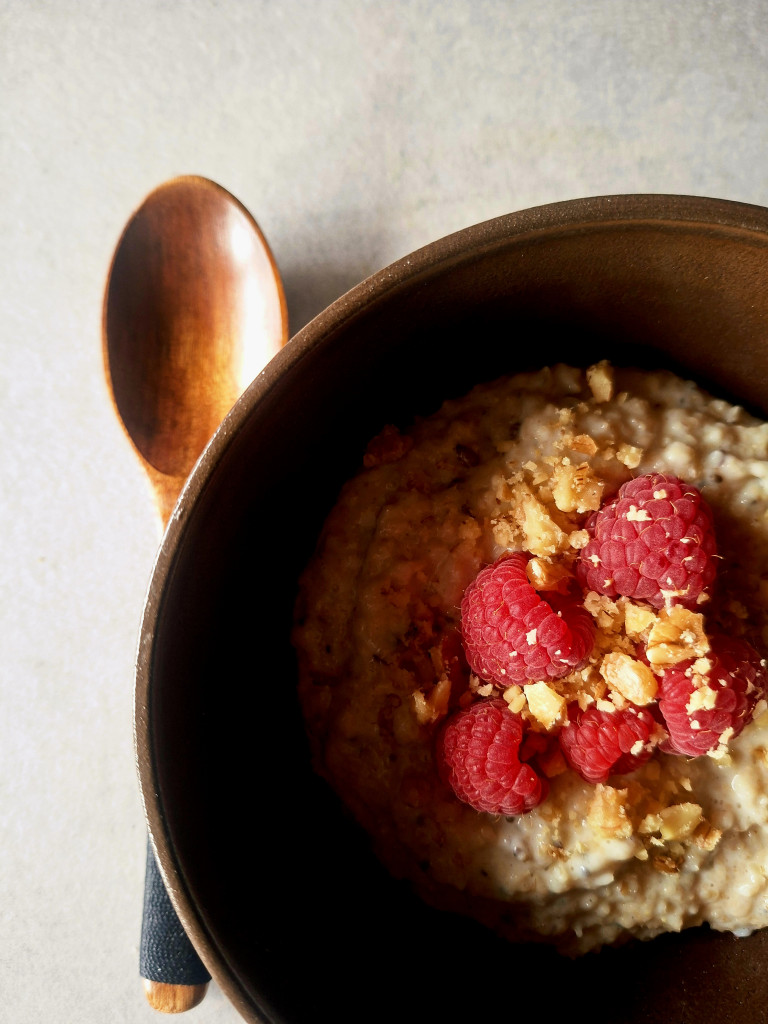 Haferkleie Poridge mit Beeren und Nüssen